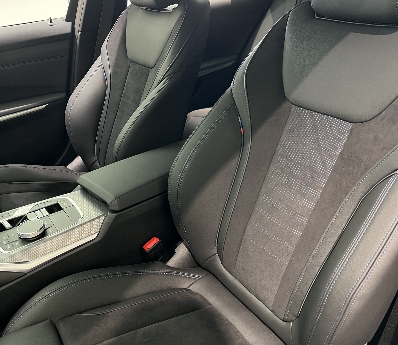 人工皮革の高級素材シート//アルカンタラの魅力とは！ | Tomei